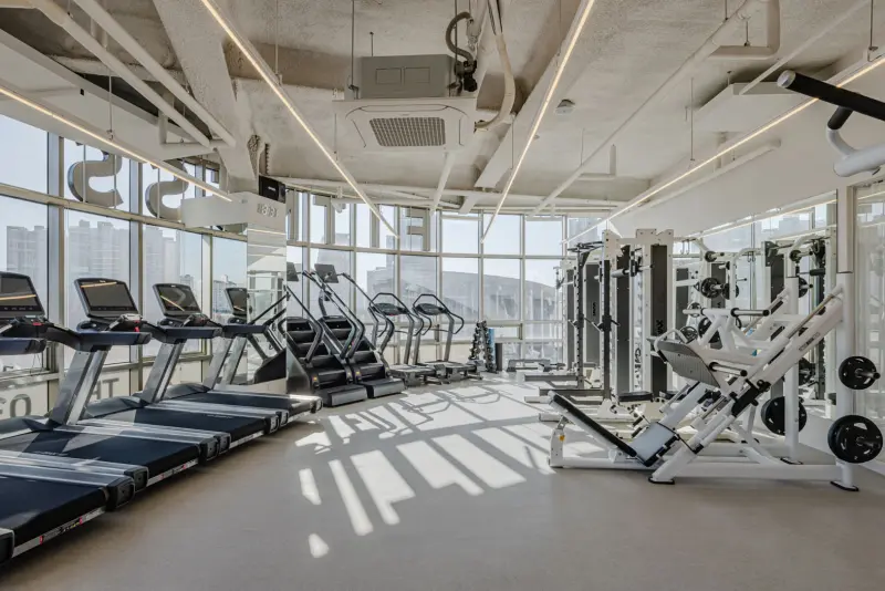 시티뷰 파노라마 윈도우의 모던 피트니스센터